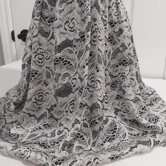 Smartset V-neck black on top and patterned bottom dress, Size: XS- 0/2 - Picture 3 of 10